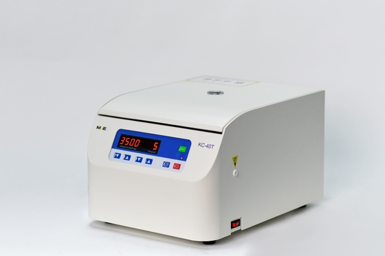 الهدوء والكفاءة Labtech طاولة أعلى الطرد المركزي منخفض السرعة السرعة القصوى 4000 دورة في الدقيقة ومستوى الضوضاء ≤55dB ((A)
