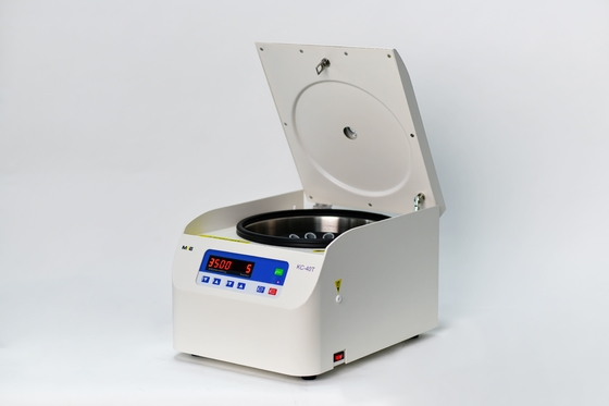 الهدوء والكفاءة Labtech طاولة أعلى الطرد المركزي منخفض السرعة السرعة القصوى 4000 دورة في الدقيقة ومستوى الضوضاء ≤55dB ((A)